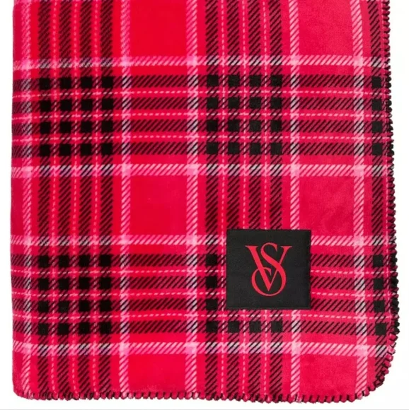 NWT Victoria's Secret 2024 Cozy Plush Fleece Blanket 60" X 50" Plaid MSRP $70 - Picture 1 of 4